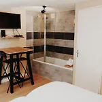 Floatel - De Schans Alphen 公寓式酒店