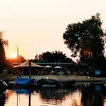 Floatel - De Schans Alphen 公寓式酒店